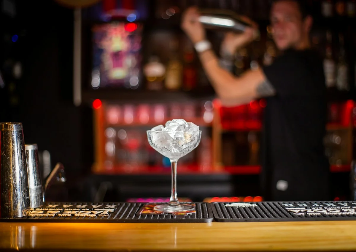 How to Use a Mixing Glass for Cocktails: Size, Ice, Stirring and Straining