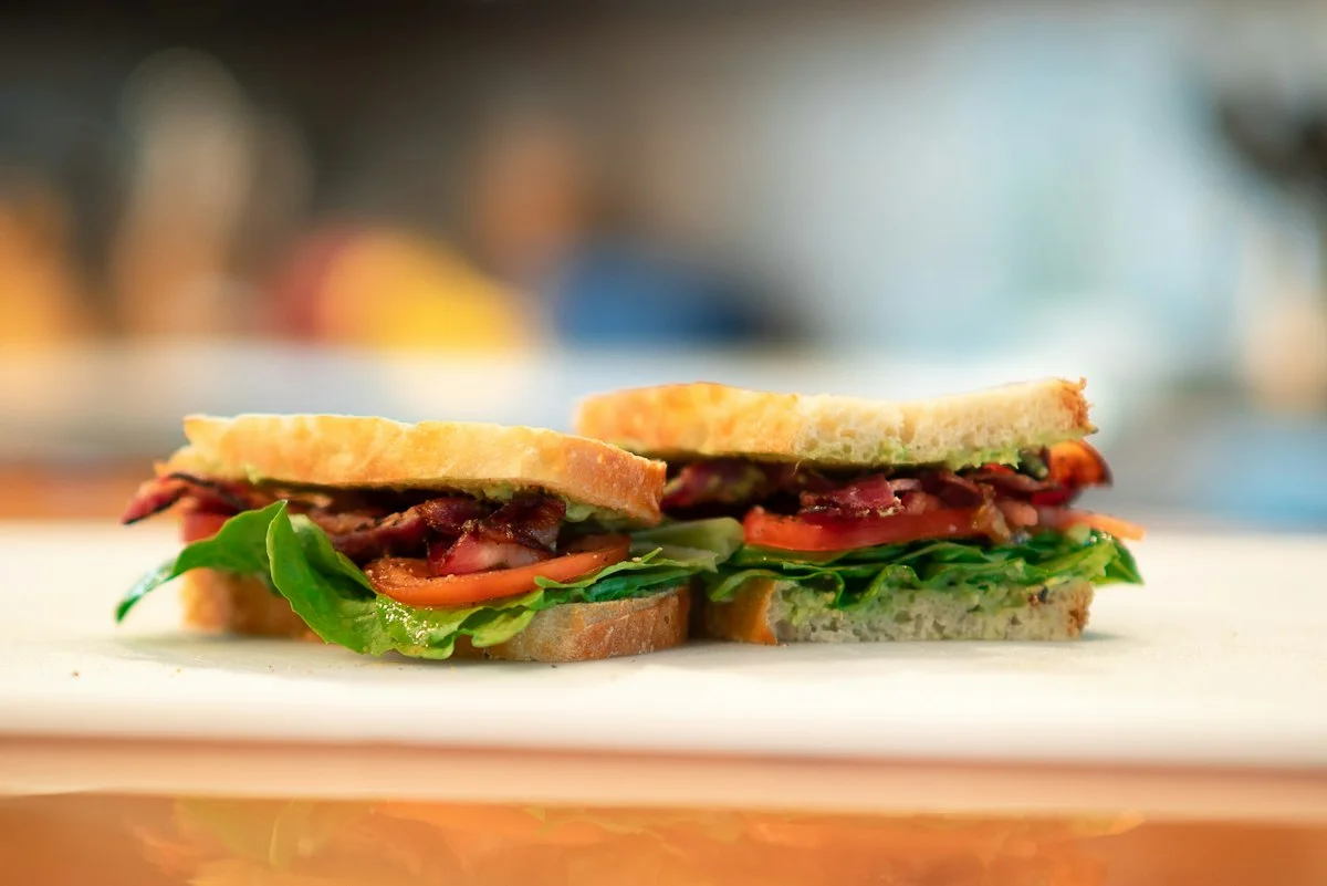 How to Set Up a BLT Bar for a Party: Bacon, Bread, Toppings and Quantities